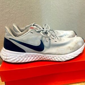 Nike revolution 5 sneakers size 9